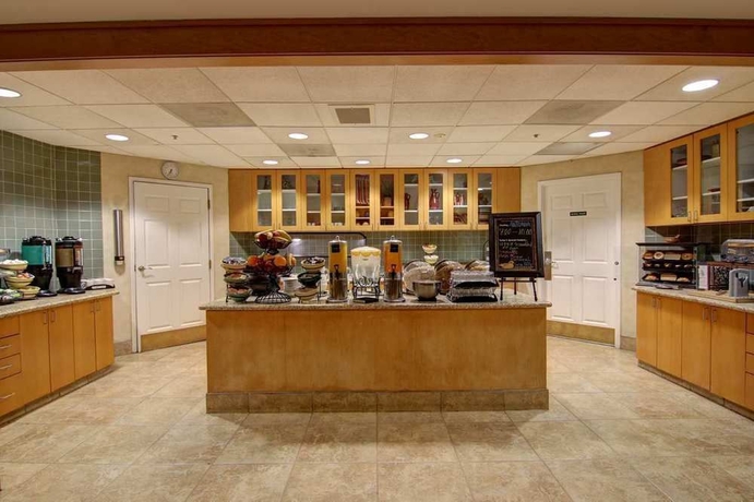 Imagen del bar/restaurante del Hotel Homewood Suites By Hilton Dulles Int'l Airport. Foto 3
