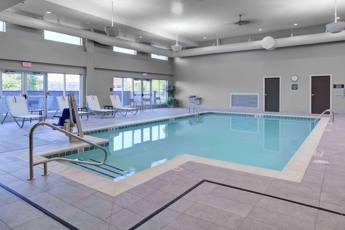 Imagen de la piscina del Hotel Homewood Suites By Hilton East Lansing, Mi. Foto 19