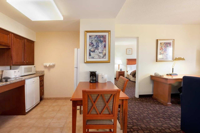 Imagen general del Hotel Homewood Suites By Hilton Edgewater. Foto 12