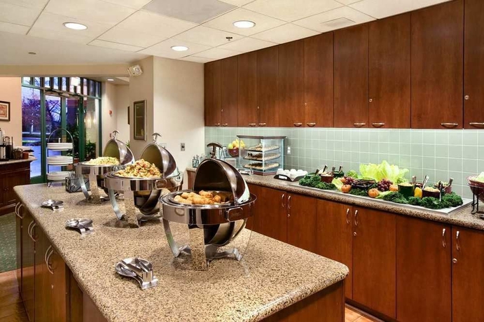 Imagen del bar/restaurante del Hotel Homewood Suites By Hilton Falls Church - I-495 At Rt. 50. Foto 3