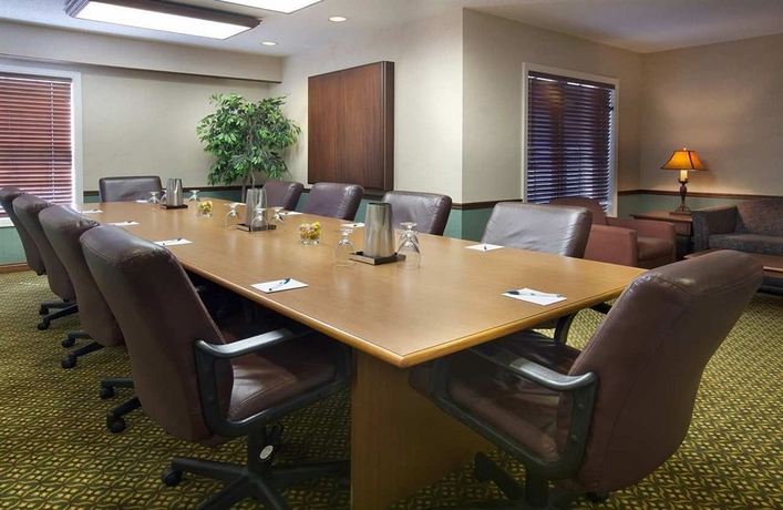 Imagen de los interiores del Hotel Homewood Suites By Hilton Kansas City-airport. Foto 11