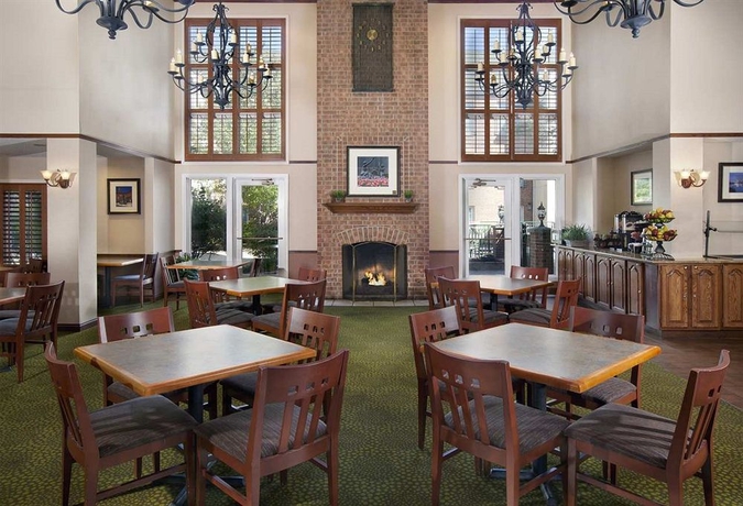 Imagen del bar/restaurante del Hotel Homewood Suites By Hilton Kansas City-airport. Foto 4