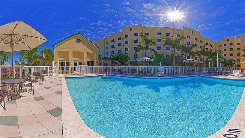 Imagen de la piscina del Hotel Homewood Suites By Hilton Miami Airport West. Foto 15