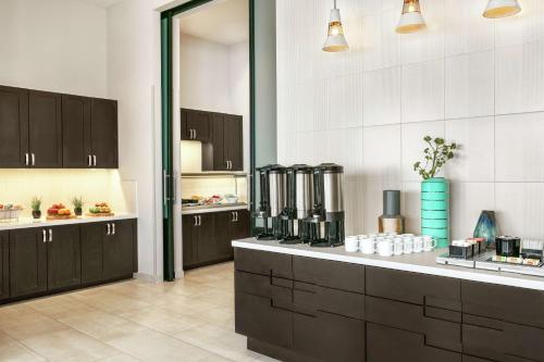 Imagen del bar/restaurante del Hotel Homewood Suites By Hilton Monterrey Apodaca, Apodaca. Foto 16