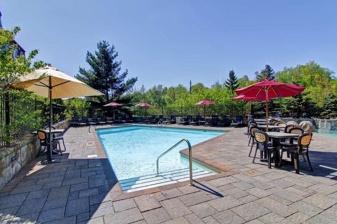 Imagen de la piscina del Hotel Homewood Suites By Hilton Mont-tremblant Resort. Foto 16