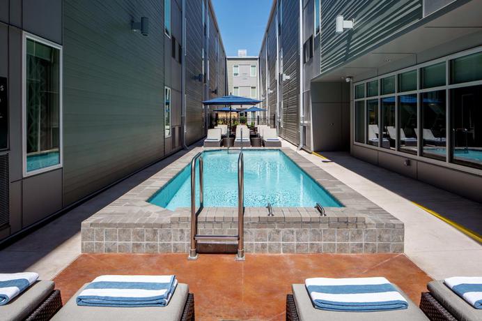 Imagen de la piscina del Hotel Homewood Suites By Hilton New Orleans French Quarter. Foto 18