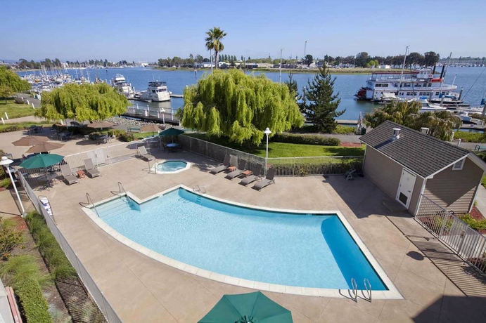 Imagen de la piscina del Hotel Homewood Suites By Hilton Oakland-waterfront. Foto 15