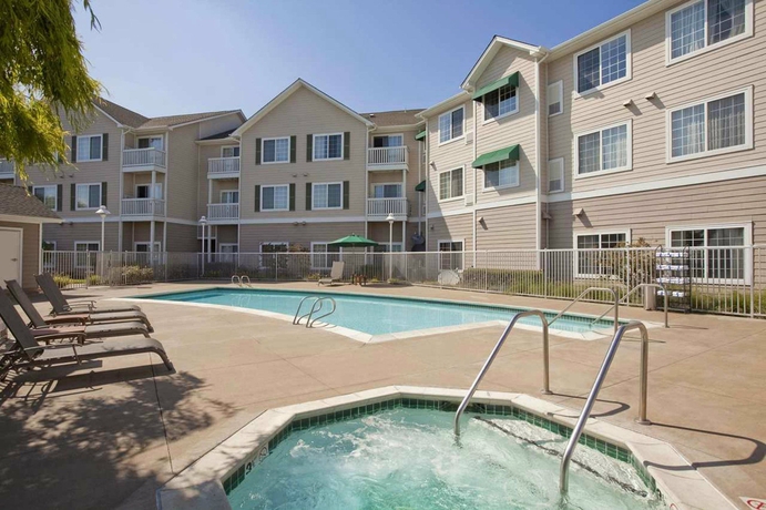 Imagen de la piscina del Hotel Homewood Suites By Hilton Oakland-waterfront. Foto 16