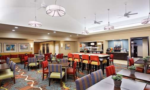 Imagen del bar/restaurante del Hotel Homewood Suites By Hilton Orlando Airport. Foto 2