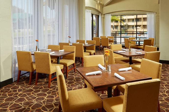 Imagen del bar/restaurante del Hotel Homewood Suites By Hilton Santa Maria. Foto 2