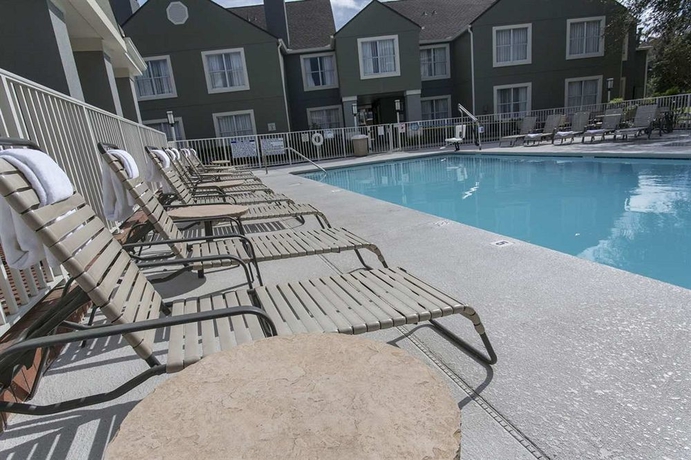 Imagen de la piscina del Hotel Homewood Suites By Hilton Savannah. Foto 15
