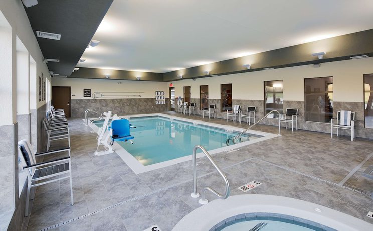 Imagen de la piscina del Hotel Homewood Suites By Hilton Topeka. Foto 20