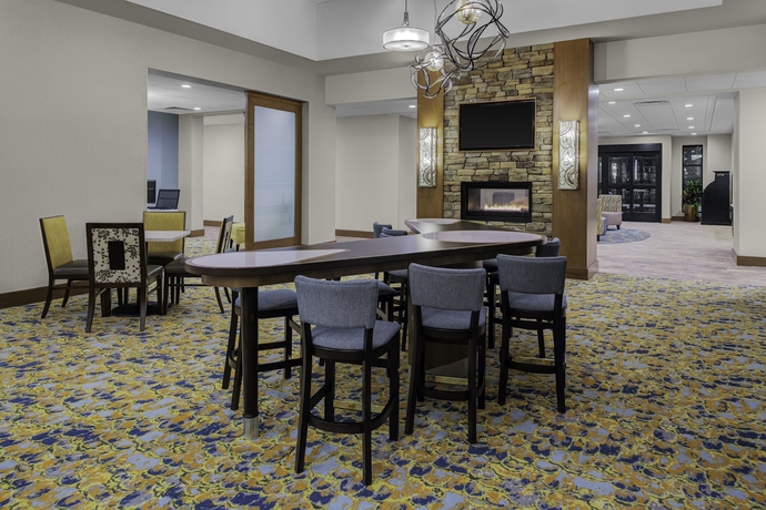 Imagen del bar/restaurante del Hotel Homewood Suites By Hilton Wauwatosa Milwaukee. Foto 2