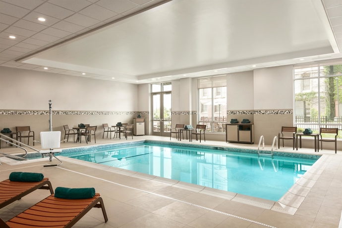 Imagen de la piscina del Hotel Homewood Suites By Hilton Worcester. Foto 19