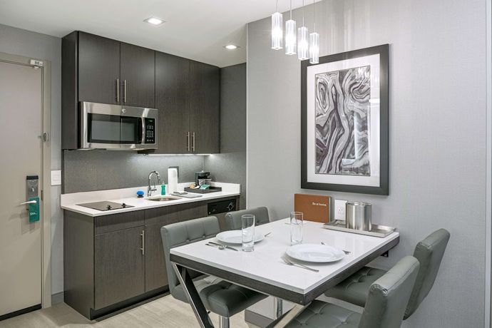 Imagen de la habitación del Hotel Homewood Suites by Hilton Boston Logan Airport Chelsea. Foto 5