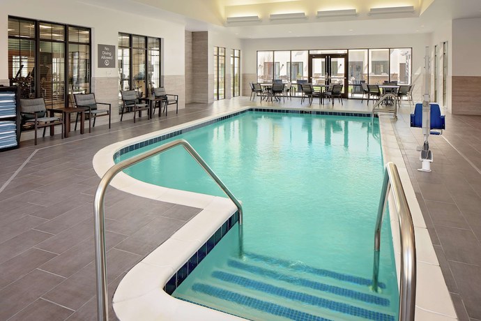 Imagen de la piscina del Hotel Homewood Suites by Hilton Ronkonkoma. Foto 20