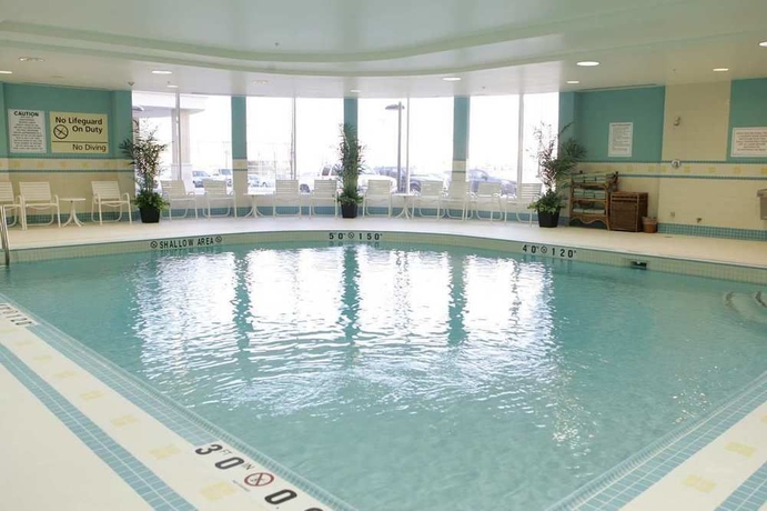 Imagen de la piscina del Hotel Homewood Suites by Hilton Toronto Airport Corporat Centre. Foto 16