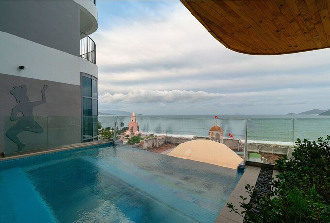 Imagen de la piscina del Hotel Homie Panorama Nha Trang. Foto 40