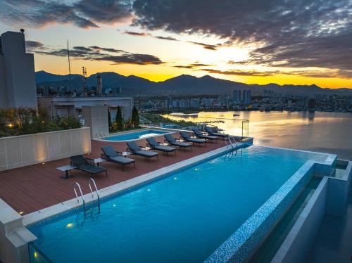Imagen de la piscina del Hotel Homm Marina Sokcho. Foto 16