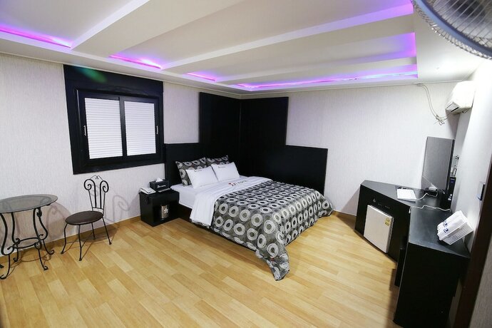 Imagen de la habitación del Hotel Hongsung Jun. Foto 13