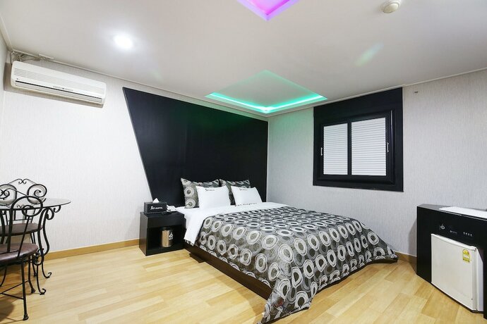 Imagen de la habitación del Hotel Hongsung Jun. Foto 14