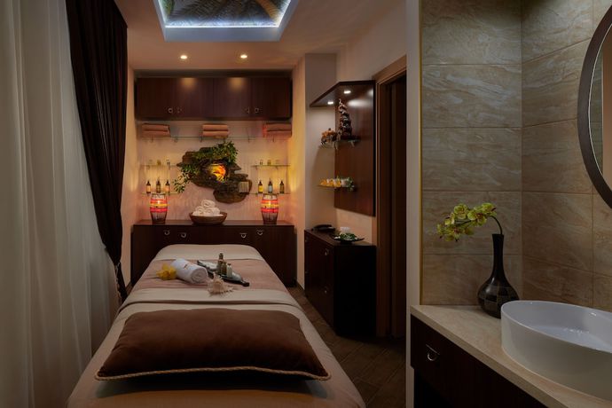 Imagen de la piscina del Hotel Honour and Grace Hotel. Foto 18