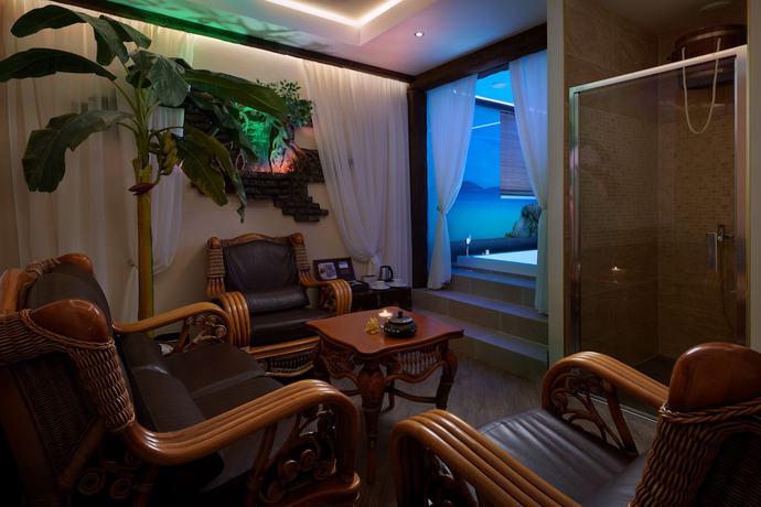 Imagen de la piscina del Hotel Honour and Grace Hotel. Foto 20