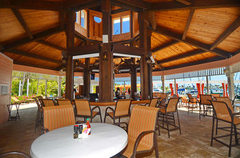 Imagen del bar/restaurante del Hotel Hope Town Inn and Marina. Foto 2