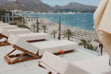 Imagen de la piscina del Hotel Hoposa Uyal. Foto 14