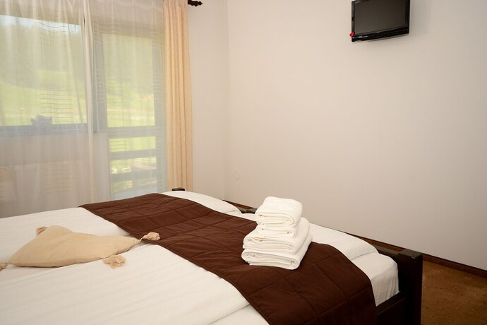 Imagen de la habitación del Hotel Hora Cu Brazi. Foto 8