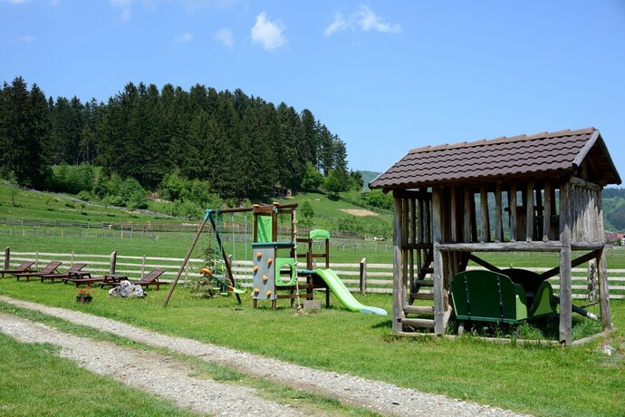 Imagen de los exteriores del Hotel Hora Cu Brazi. Foto 14