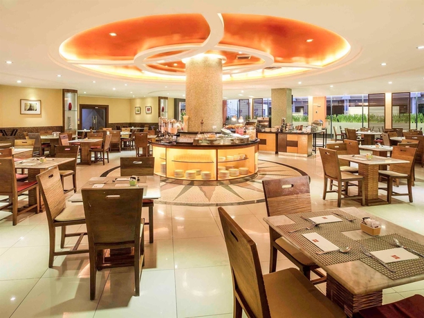 Imagen del bar/restaurante del Hotel Horison Arcadia Mangga Dua. Foto 6