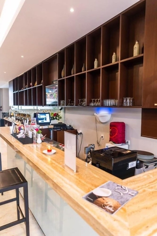 Imagen del bar/restaurante del Hotel Horison Emerald Timoho Yogyakarta. Foto 3