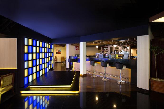Imagen del bar/restaurante del Hotel Horison Suites and Residences Rasuna Jakarta. Foto 3