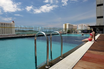 Imagen de la piscina del Hotel Horizon, Kota Kinabalu. Foto 9