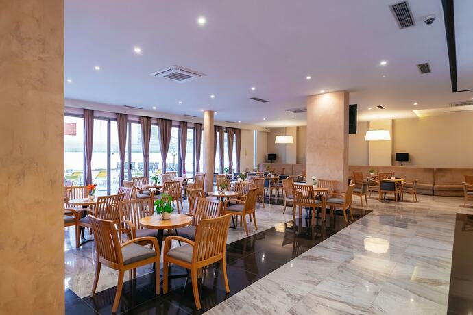Imagen del bar/restaurante del Hotel Horizont, Durres. Foto 15