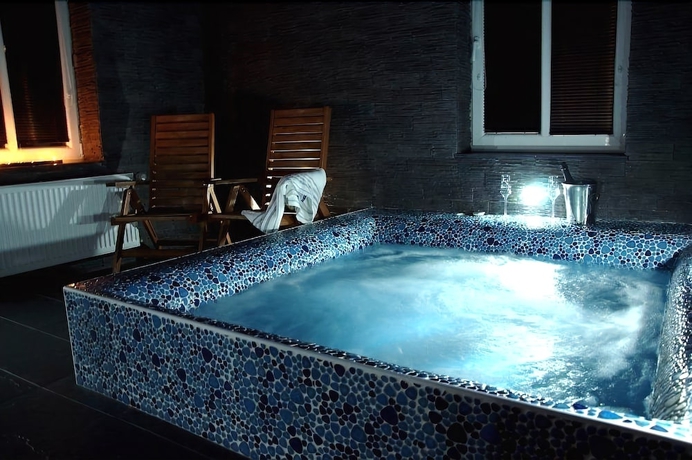 Imagen de la piscina del Hotel Horsk&aacute; Chata Orl&iacute;k. Foto 19