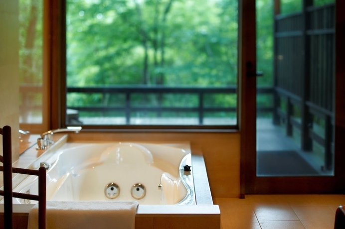 Imagen de la habitación del Hotel Hoshino Resorts Kai Aso. Foto 12