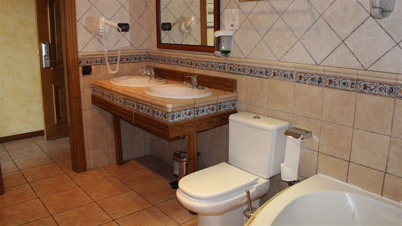 Imagen de la habitación del Hotel Hospederia Palacio Papa Luna. Foto 8