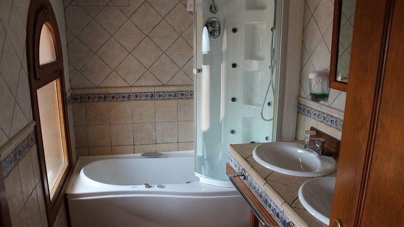 Imagen de la habitación del Hotel Hospederia Palacio Papa Luna. Foto 9