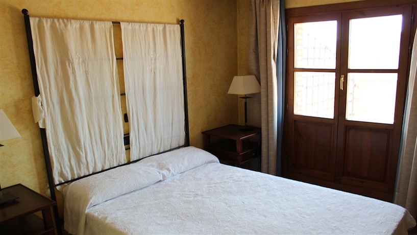 Imagen de la habitación del Hotel Hospederia Palacio Papa Luna. Foto 13