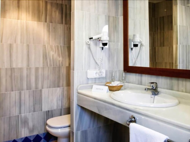 Imagen de la habitación del Hotel Hospedería Doña Lola Zahara. Foto 4
