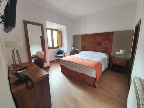 Imagen de la habitación del Hotel Hospeder&iacute;a Monasterio de La Vid. Foto 20