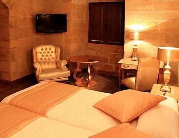 Imagen de la habitación del Hotel Hospedería Palacio de Casafuerte. Foto 12