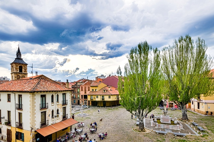 Imagen de los exteriores del Hotel Hospedería Pax. Foto 11