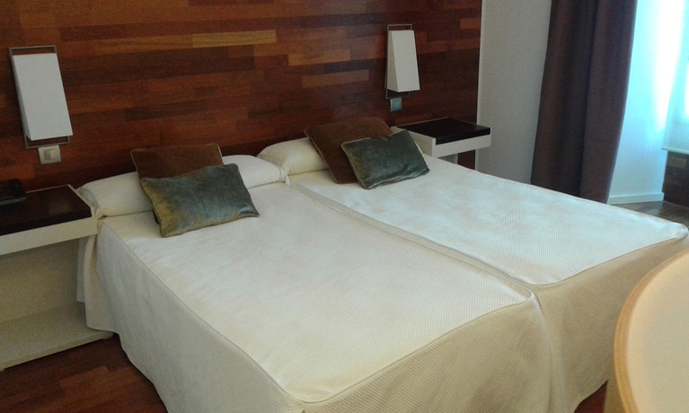 Imagen de la habitación del Hotel Hospedería San Juan De La Peña. Foto 4