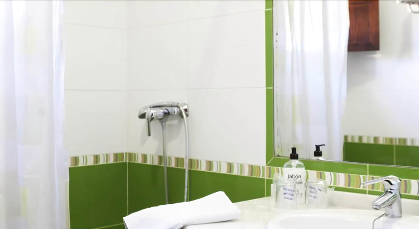 Imagen de la habitación del Hotel Hospedería Santiago. Foto 8