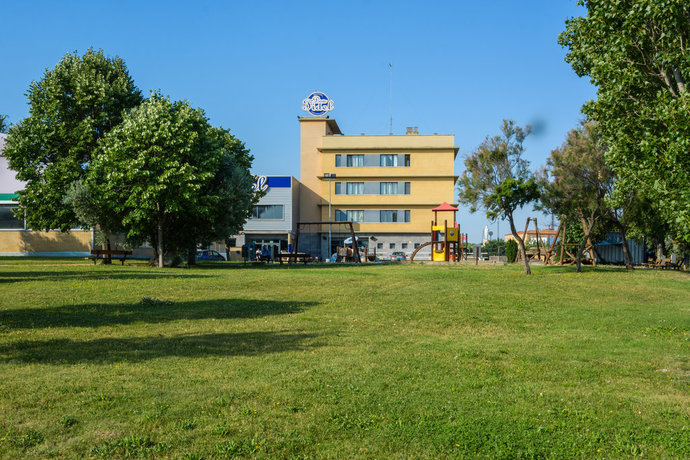 Imagen de los exteriores del Hotel Hospedium Don Fidel. Foto 18