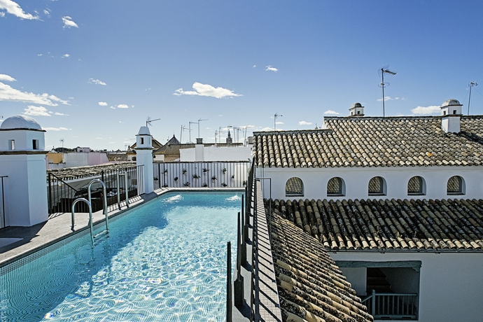 Imagen de la piscina del Hotel Hospes Las Casas Del Rey De Baeza. Foto 15