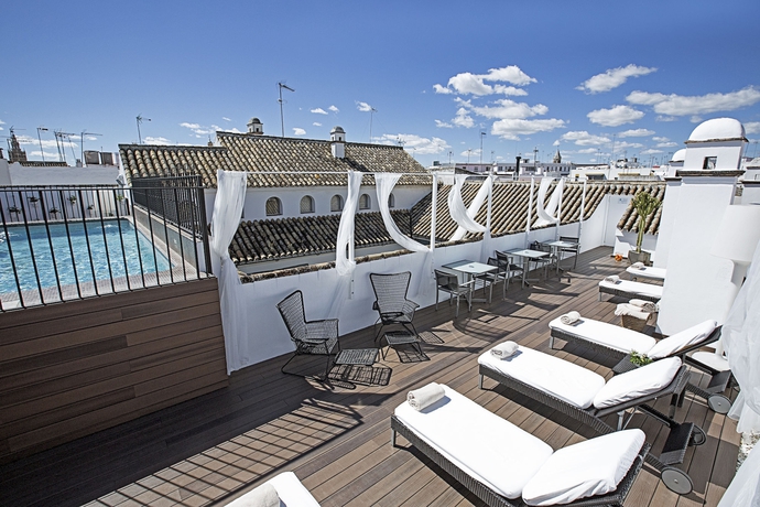 Imagen de la piscina del Hotel Hospes Las Casas Del Rey De Baeza. Foto 16
